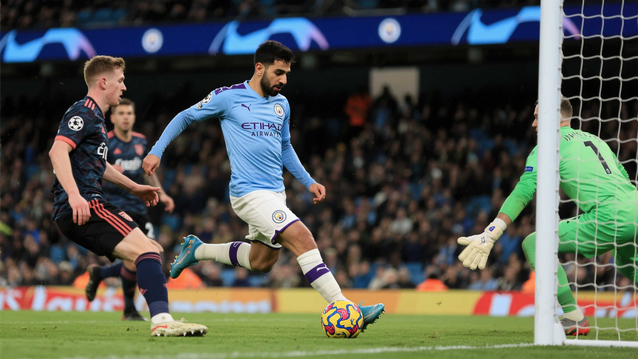 小力胜大力!京多安巧妙扣球搓射破门,曼城1-0占先 京多安的技术亮点:轻巧与精准的结合
京多安的这粒