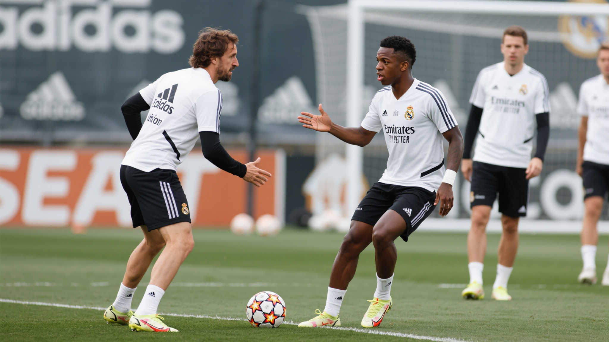 阿隆索训练场上与维尼修斯互动,多次手势传递施压策略 在竞争激烈的足球赛场上,微小的细节通常成为比赛胜负